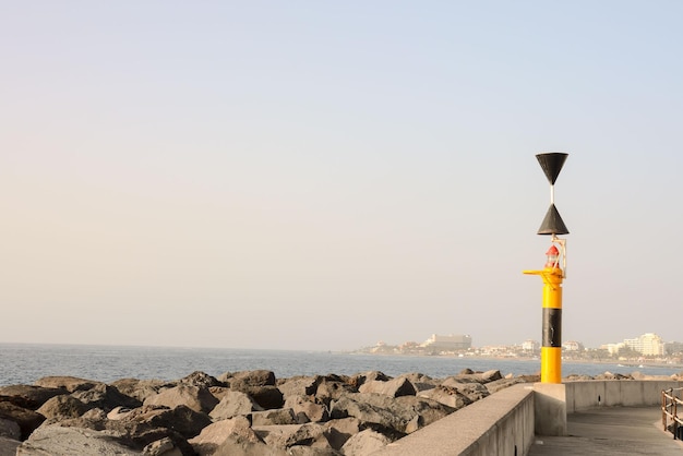 Moderne vuurtoren bij de zee