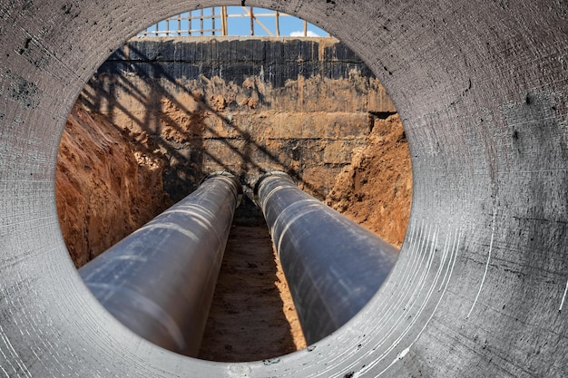 Moderne watervoorziening en riolering ondergrondse pijpleidingwerken watervoorziening en afvalwaterafvoer van een woonstad close-up van ondergrondse voorzieningen uitzicht vanaf de grote pijp