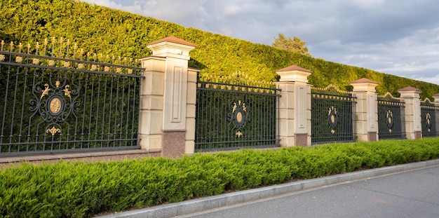 Moderne weg in een elite huisjesstadje