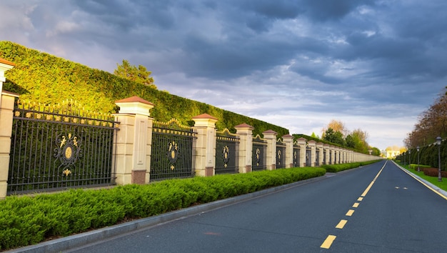 Moderne weg in een elite huisjesstadje