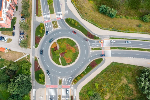 Moderne wegen, knooppunten en bruggen. Snelweg vanaf het bovenaanzicht. zomer Wroclaw Polen