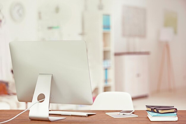 Moderne werkplek met computer op tafel