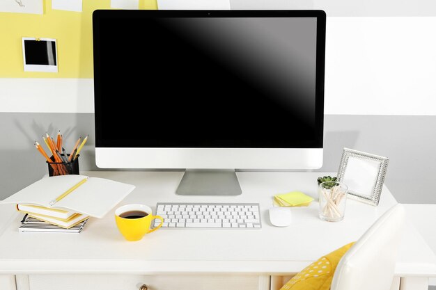 Moderne werkplek met computer op tafel