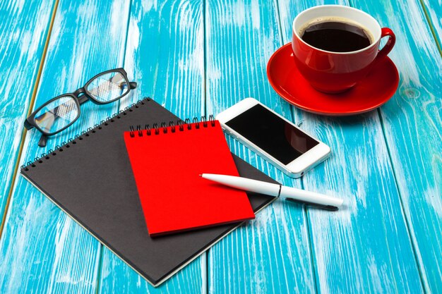 Moderne werkplek met kopje koffie op houten tafel