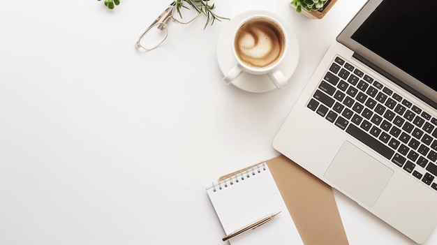 Moderne werkruimte met laptop, koffiekop, notitieboek, pen en bril op een wit bureau