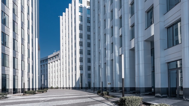 Moderne witte kantoorgebouwen in contrasterend licht, Aquamarine Business Centre, Ozerkovskaya-dijk