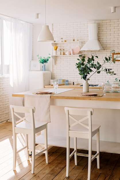 Moderne witte keuken in scandinavische stijl