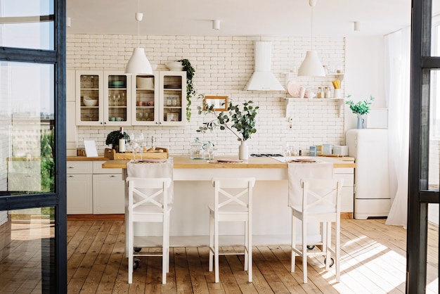 Moderne witte keuken in Scandinavische stijl