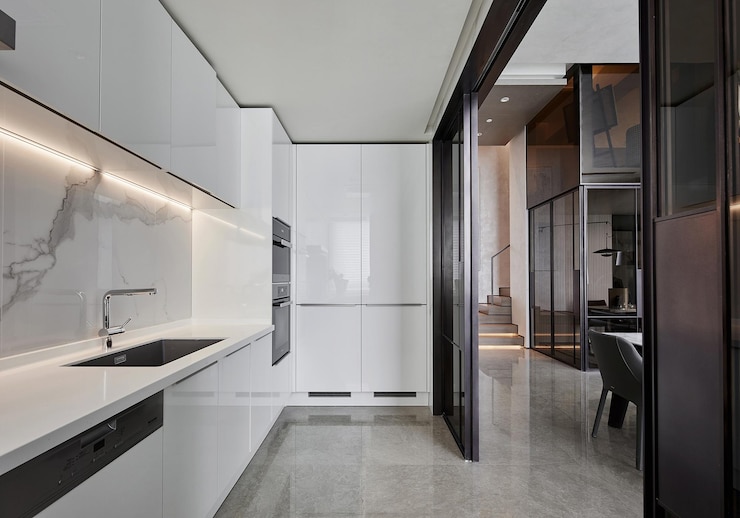 Foto moderne witte keuken met marmeren accenten