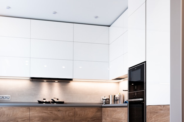 Moderne witte keuken schoon interieur. Thuis koken.