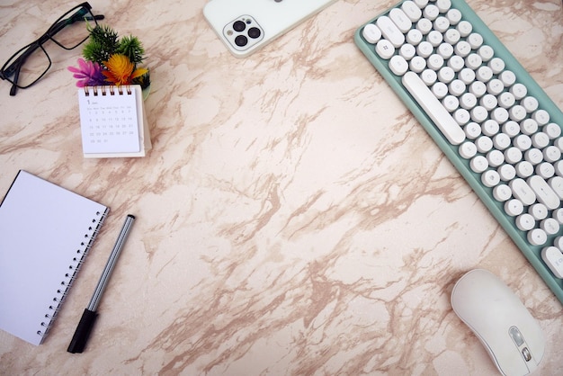 Moderne witte marmer kantoor bureau tafel met toetsenbord smartphone en andere benodigdheden met stand kalender