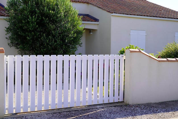 Moderne witte poort pvc plastic portaal met bladen van voorsteden huis