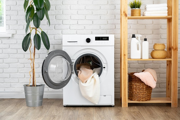 Moderne witte wasmachine close-up foto