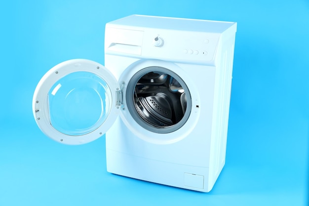 Moderne witte wasmachine op blauwe achtergrond