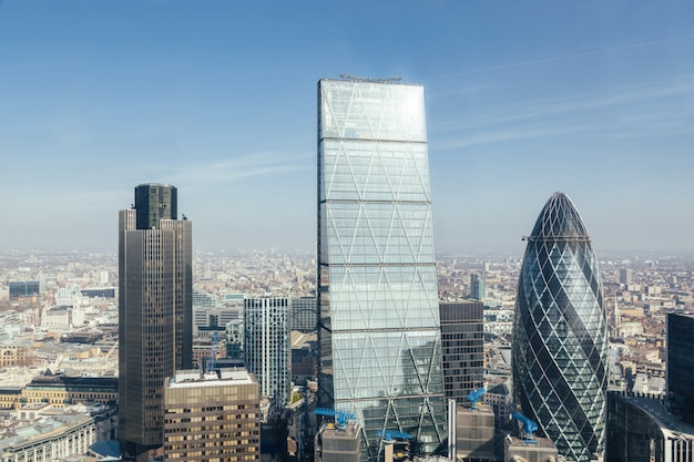 Moderne wolkenkrabbers in de stad van Londen, luchtmening