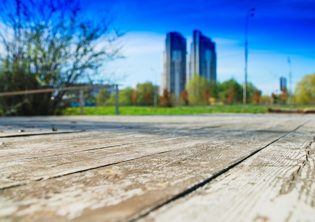 Moderne wolkenkrabbers ontmoeten oude wegachtergrond