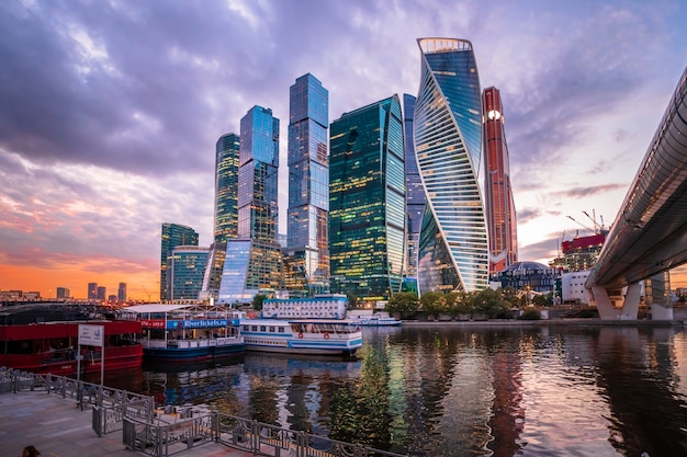 Moderne wolkenkrabbers van de stad Moskou 's nachts in de zomer, Rusland.