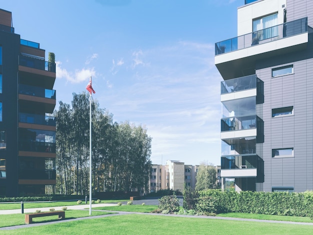 Moderne woongebouwen kwartaal en vlag. En buitenfaciliteiten.