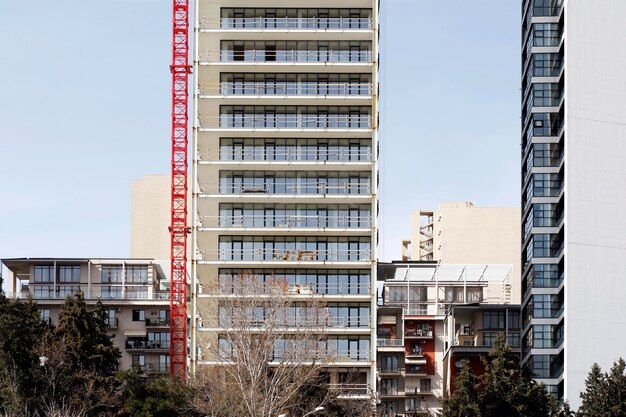 Moderne woongebouwen met meerdere verdiepingen en een rode hijskraan