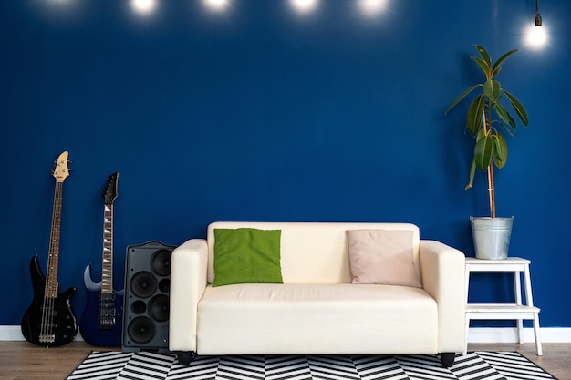 Moderne woonkamer interieur met witte sofa tegen blauwe muur