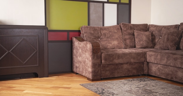 Moderne woonkamer met comfortabele bruine bank.