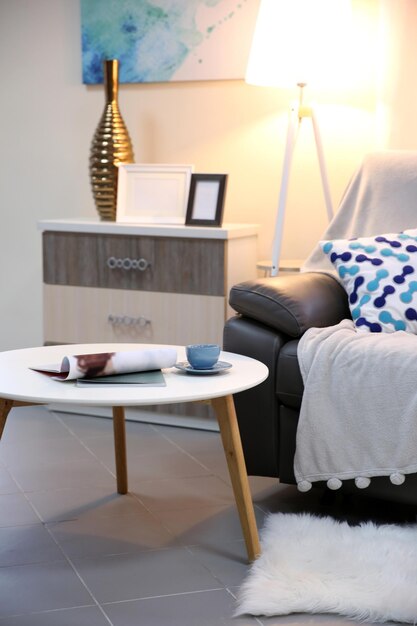 Moderne woonkamerinterieur met koffietafel, fauteuil en standaard