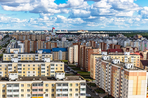 Moderne woonwijk met meerdere verdiepingen. Hypotheeklening voor een jong gezin. Wit-Rusland. Soligorsk.