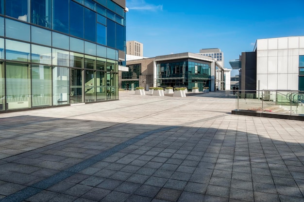 Moderne zakelijke gebouw in zonnige dag