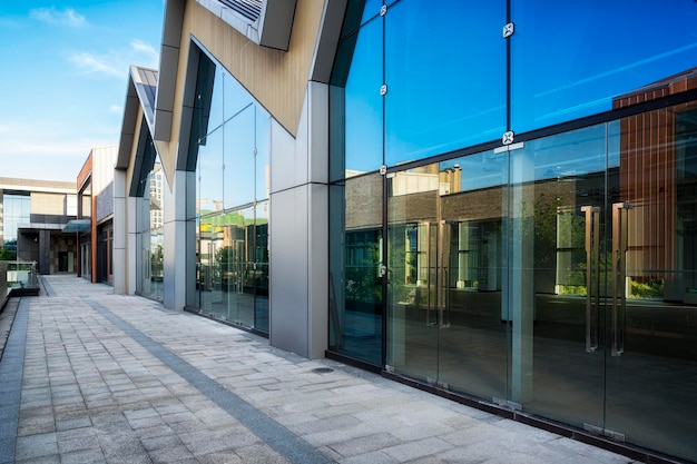 Moderne zakelijke gebouw in zonnige dag