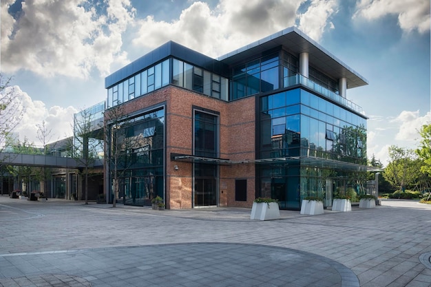 Moderne zakelijke gebouw in zonnige dag