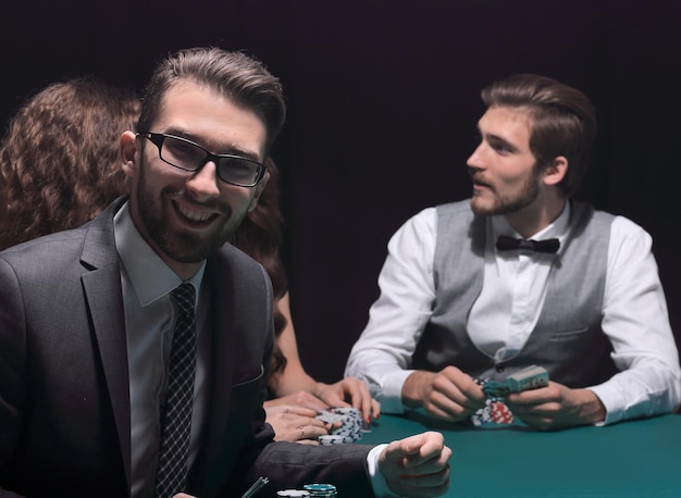 Moderne zakenman die poker speelt