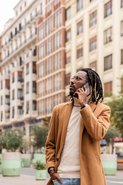 Moderne zakenman praten op een smartphone in de stad