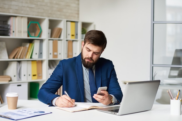 Moderne zakenman werken in Office