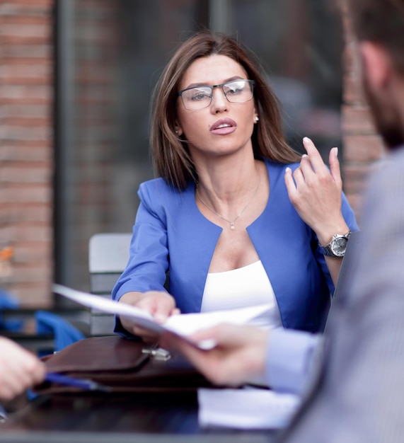 Moderne zakenvrouw in gesprek met werknemers