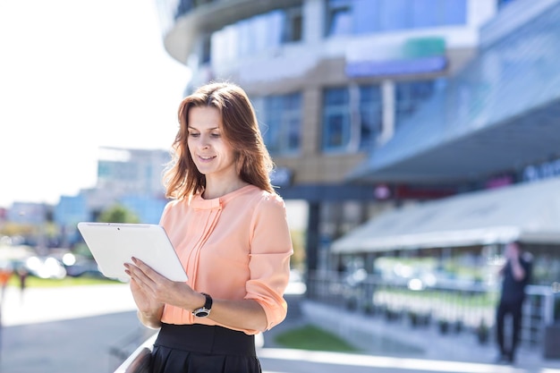 Moderne zakenvrouw .lifestyle. de vrouw hoofd.communicatie en technologie.de foto heeft een lege ruimte voor uw tekst