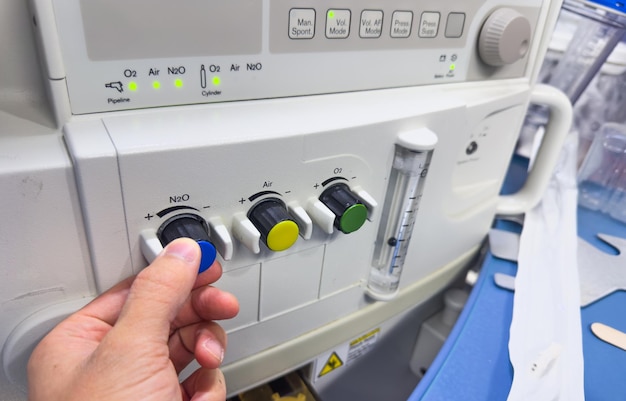 Foto moderne ziekenhuis anesthesie machine met ingewikkelde ventilatie buis essentieel voor medische procedure