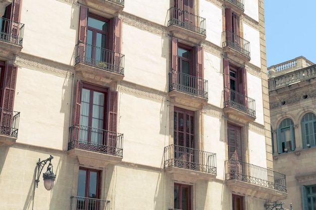 modernistisch gebouw exterieur fragment uit de straten van Barcelona
