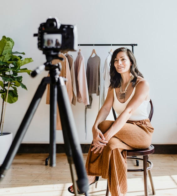 Modestylist aan het werk met kleding