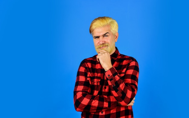 Modetrend Kapper en barbershop Baard kleuren Expressie van jezelf Hydrateren en baardolie aanbrengen Knappe man ongeschoren gezicht Bebaarde man geruit hemd Hipster geverfde baard