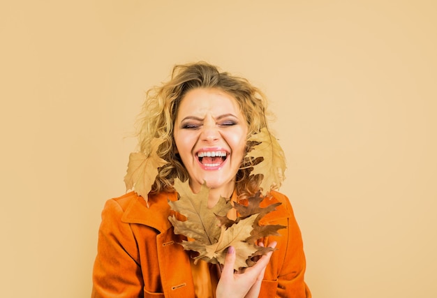 Modetrends voor herfstblad vallen mooi jong meisje met herfstblad herfst vrouw met gouden