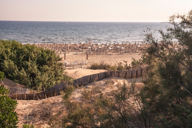 La spiaggia di modica in sicilia all'ora del tramonto