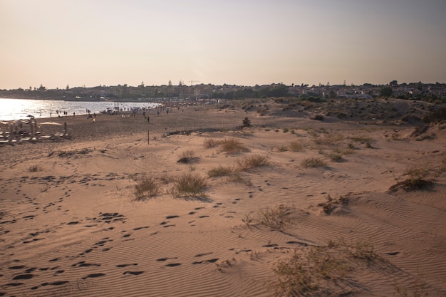 Modica's strand op Sicilië bij zonsondergang