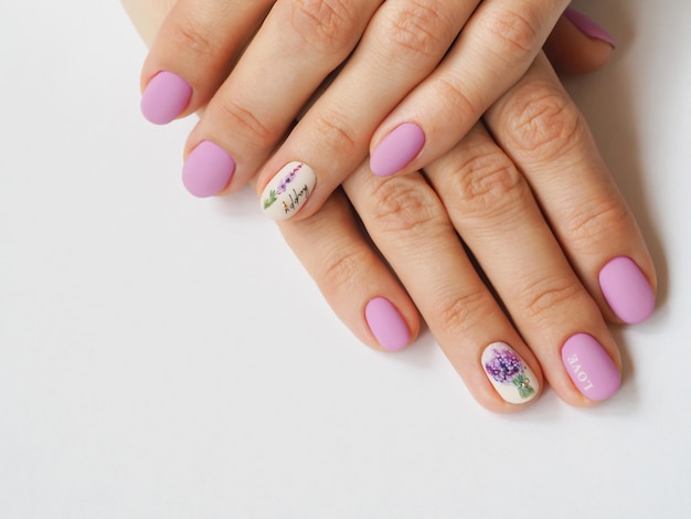 Modieus lila manicure-ontwerp bij de hand.