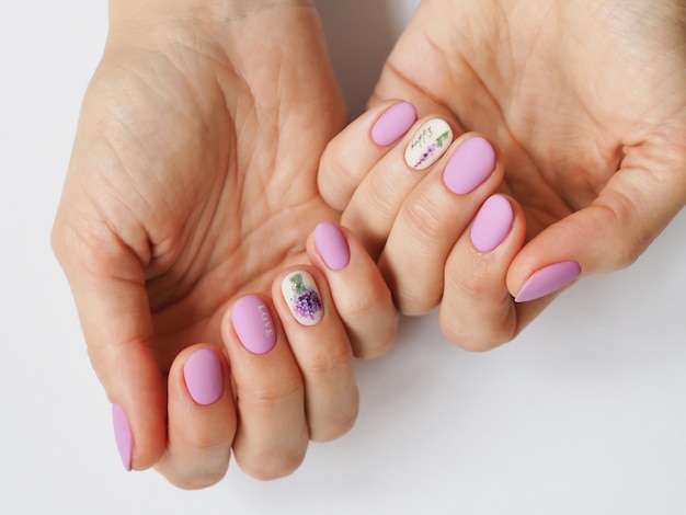Modieus lila manicure-ontwerp bij de hand.