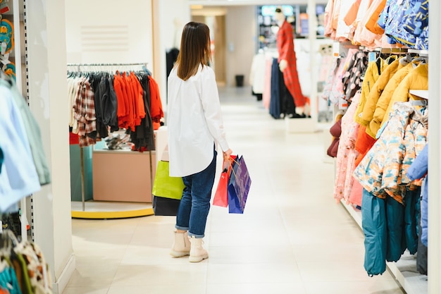 Modieus meisje winkelen in een winkel.