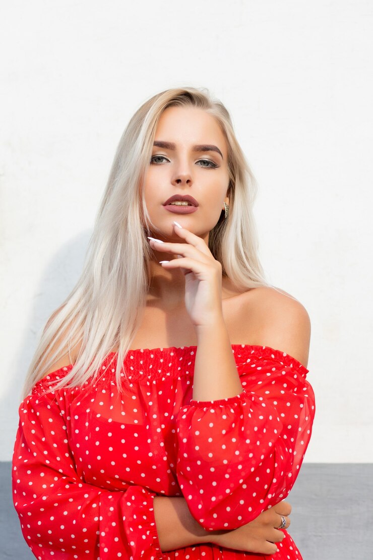 Foto modieus model met blote schouders poseren op het zonsonderganglicht