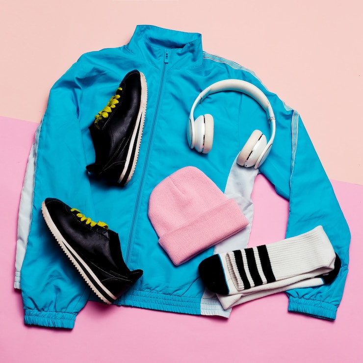 Foto modieus sportjack, stedelijke stijl. accessoires koptelefoons, golfs, beanie street outfit