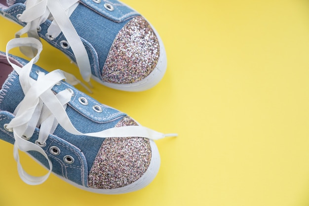 Modieuze blauwe sneakers voor meisjes. kinderen sportschoenen