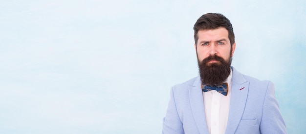 Modieuze hipster man slijtage pak vlinderdas elegante heer, bruidegom bruiloft concept.