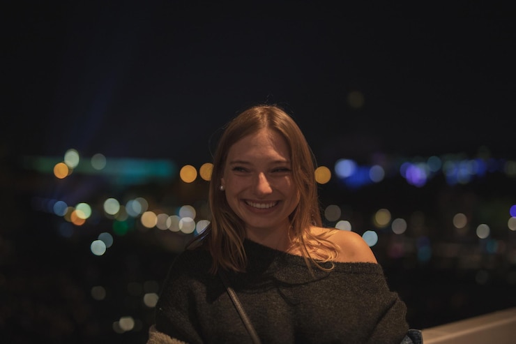 Foto modieuze jonge vrouw in de stad's nachts.